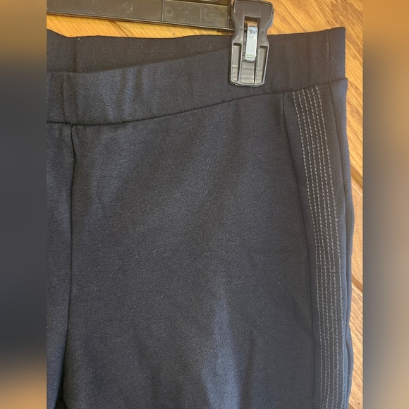 Black Thick Cropped Leggings With Textured Side Details Size Large - Picture 3 of 9